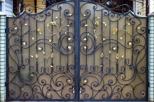 Portões de ferro forjado, forjamento ornamental, close-up de elementos forjados.