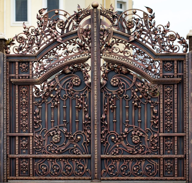 Portões de ferro forjado, forjamento ornamental, close-up de elementos forjados.