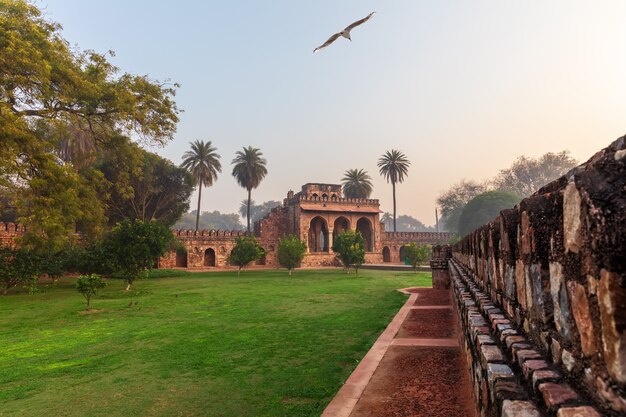 Portões perto da Tumba de Isa Khan, Complexo da Tumba de Humayun na Índia, New Dehli.