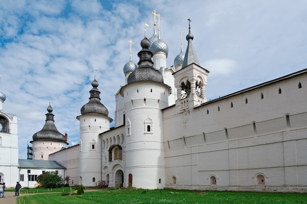 Portões sagrados e a Igreja da Ressurreição. Kremlin da antiga cidade de Rostov Veliky. Rússia