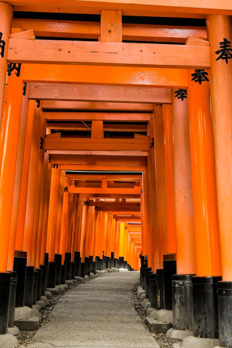Foto portões vermilion no santuário fushimi inari, kyoto, japão