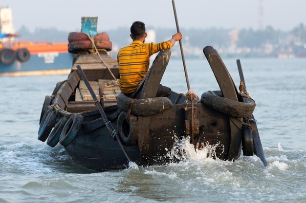 Foto portos de chittagong barcos en el agua