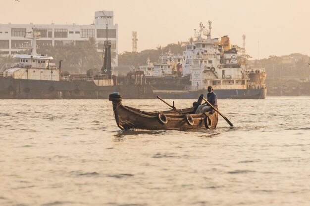 Foto portos de chittagong barcos en el agua