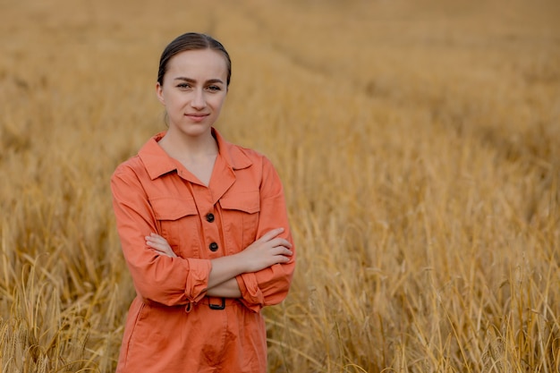 Porträt-Agronom-Bauer mit digitalem Tablet-Computer im Weizenfeld.