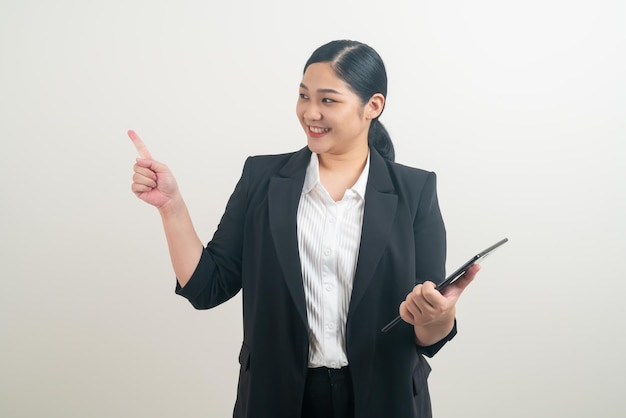 Porträt asiatische Frau, die Tablette mit weißem Hintergrund hält und verwendet