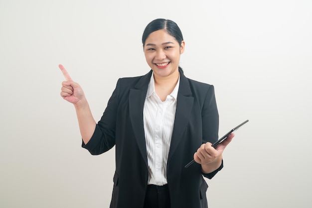 Porträt asiatische Frau, die Tablette mit weißem Hintergrund hält und verwendet