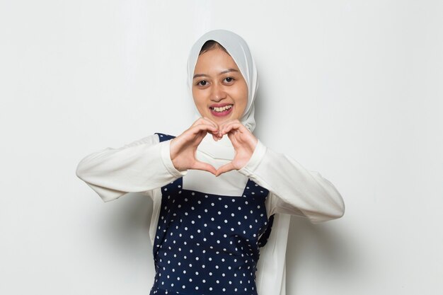 Porträt asiatische muslimische Frau mit Hijab mit Herzzeichen heart