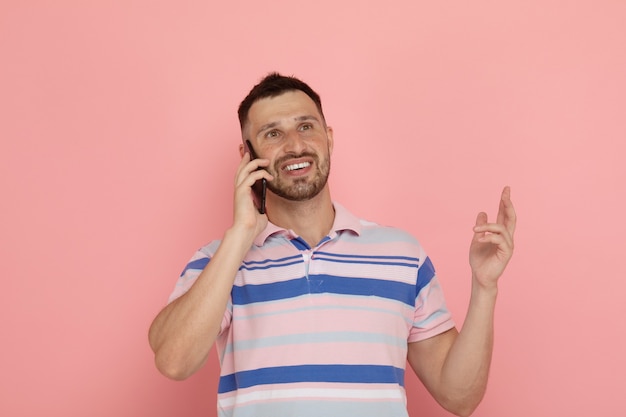 Porträt bärtiger Mann, der am Telefon spricht