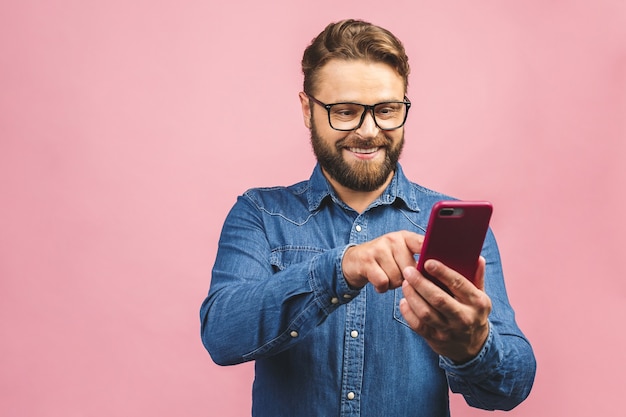 Porträt bärtiger Mann mit Telefon