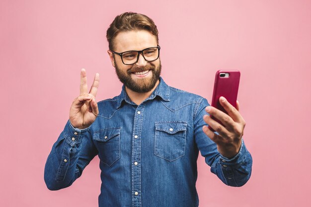 Porträt bärtiger Mann mit Telefon