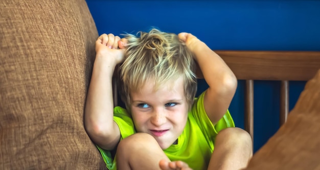 Foto porträt beleidigter blonder junge, der sommersprossen in schlechte laune macht, wütend winkende hände lustige fotogefühle geste familienbeziehung kindheitsprobleme und verhaltenskonzept bildungspsychologie