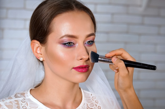 Foto porträt braut im make-up-salon