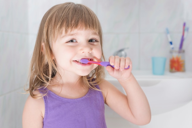 Porträt bürstender Zähne eines Mädchens mit Zahnbürste
