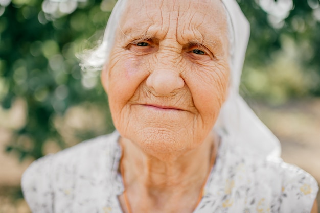 Porträt der älteren glücklichen Frau im Freien.