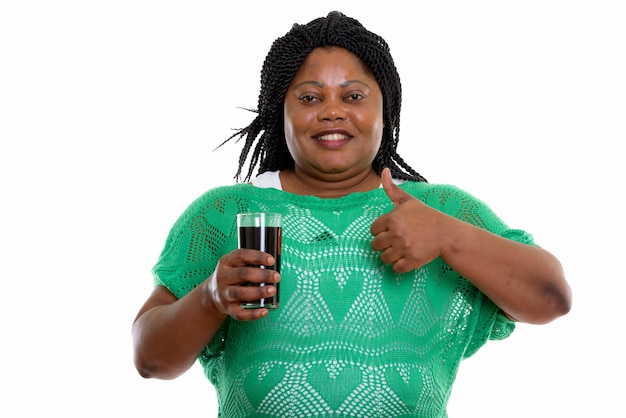 Porträt der afrikanischen Frau, die Getränk hält