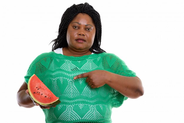 Porträt der afrikanischen Frau, die Wassermelone hält