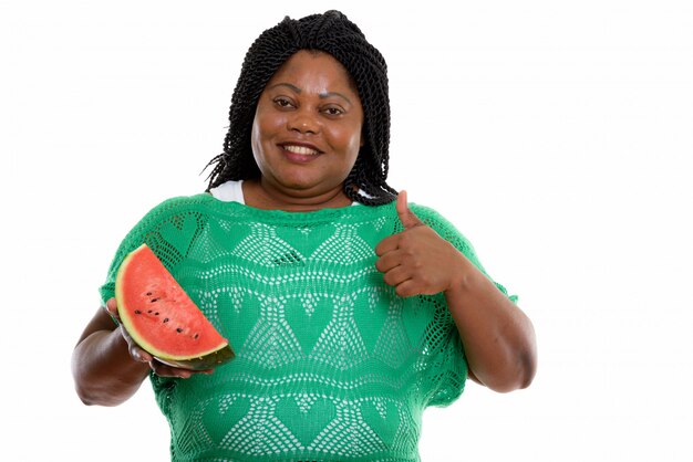 Porträt der afrikanischen Frau, die Wassermelone hält