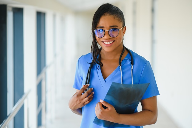 Porträt der afrikanischen Krankenschwester hautnah