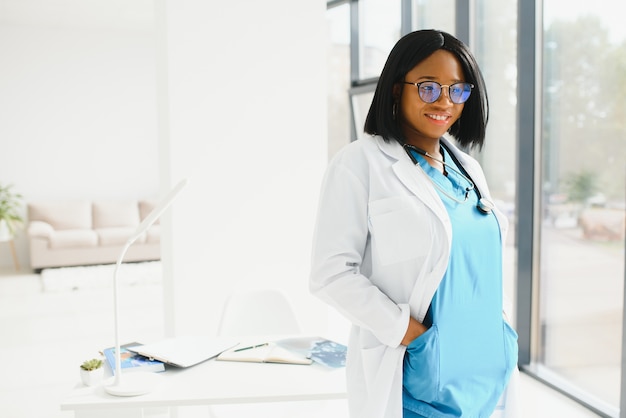 Porträt der afrikanischen Ärztin am Arbeitsplatz