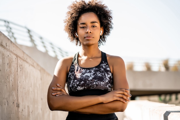 Porträt der Afro-Sportlerin, die draußen auf der Straße steht