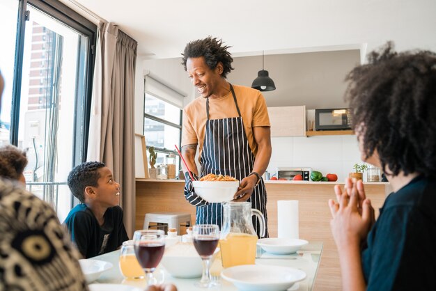 Porträt der afroamerikanischen Familie, die zu Hause zusammen zu Mittag isst. Familien- und Lifestyle-Konzept.