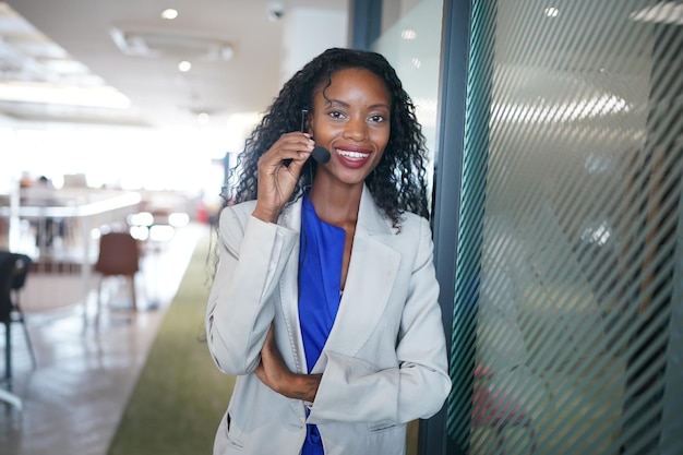 Porträt der afroamerikanischen Geschäftsfrau des Vertrauens, die im modernen Büro arbeitet