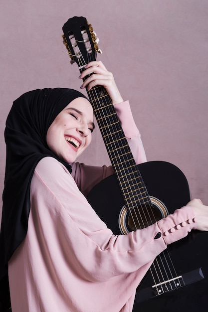 Foto porträt der arabischen frau mit gitarre