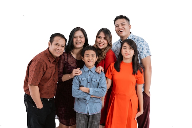 Porträt der asiatischen Familie auf weißem Hintergrund