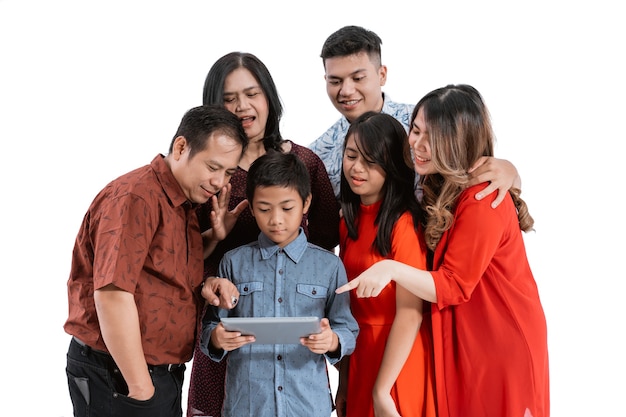 Porträt der asiatischen Familie auf weißem Hintergrund