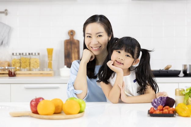 Porträt der asiatischen Familie in der Küche