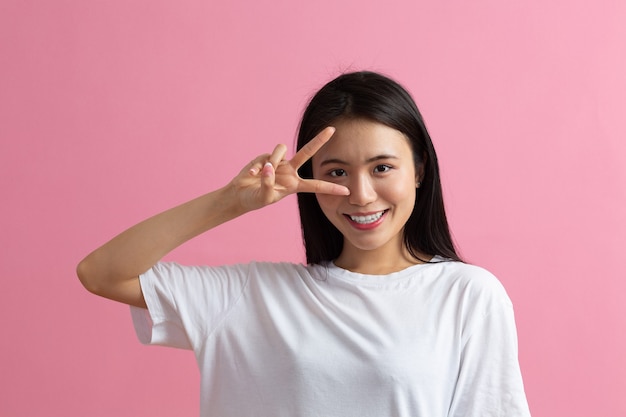 Porträt der asiatischen Frau auf rosa Hintergrund