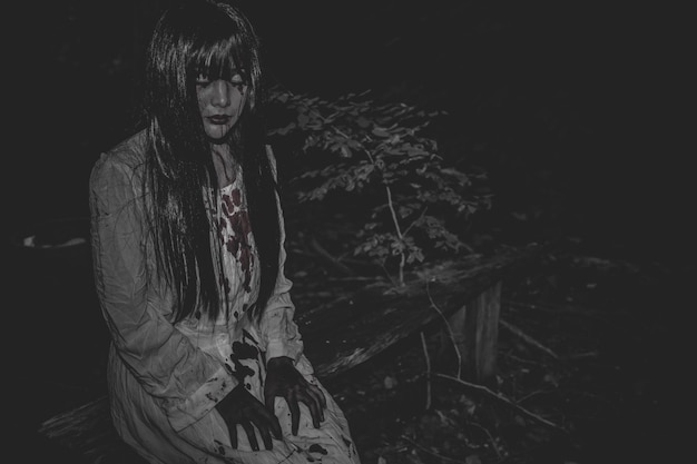 Porträt der asiatischen Frau bilden GhostScary Horror-Szene für den HintergrundHalloween-Festival-KonzeptGhost-Filme-Poster