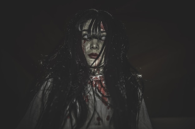 Porträt der asiatischen Frau bilden GhostScary Horror-Szene für den HintergrundHalloween-Festival-KonzeptGhost-Filme-Poster