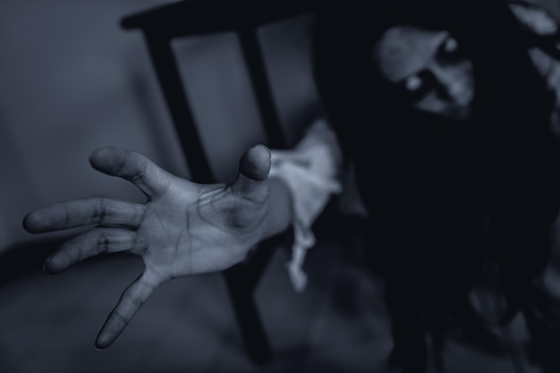 Foto porträt der asiatischen frau bilden ghostscary horrorszene für den hintergrundhalloween-festival-konzeptghost-filme-posterwütender geist in der wohnung