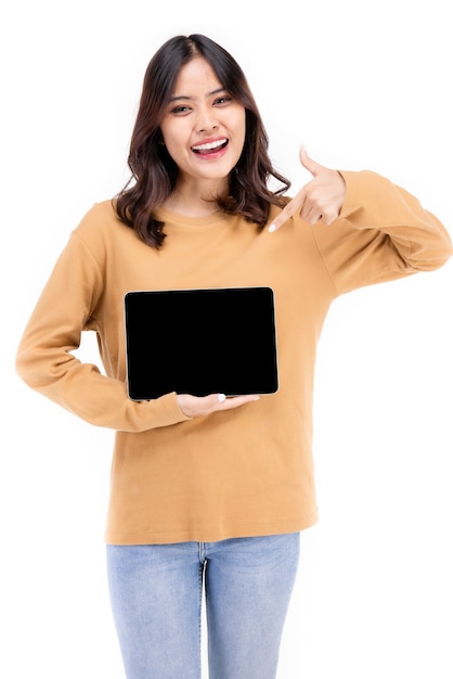 Porträt der asiatischen Frau, die Tablet-Computer auf Hand über weißem Hintergrund zeigt oder präsentiert, schöne Frau, die gesund, zuversichtlich lokalisiert auf Weiß schaut.