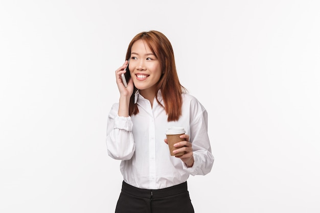 Porträt der asiatischen Frau im weißen Hemd