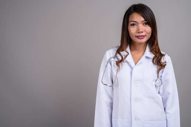 Porträt der asiatischen Ärztin mit welligem Haar
