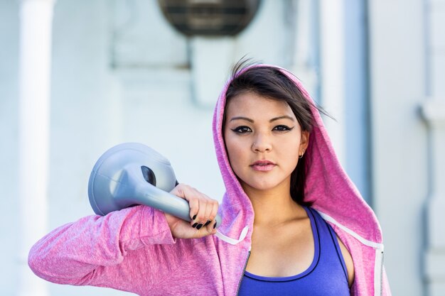 Porträt der athletischen Frau kettlebell halten