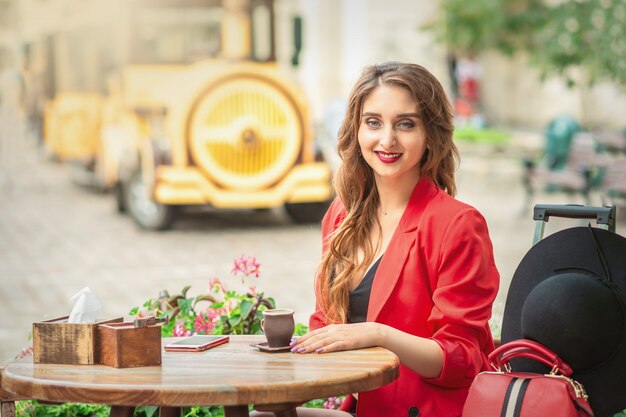 Porträt der attraktiven Frau im Café im Freien