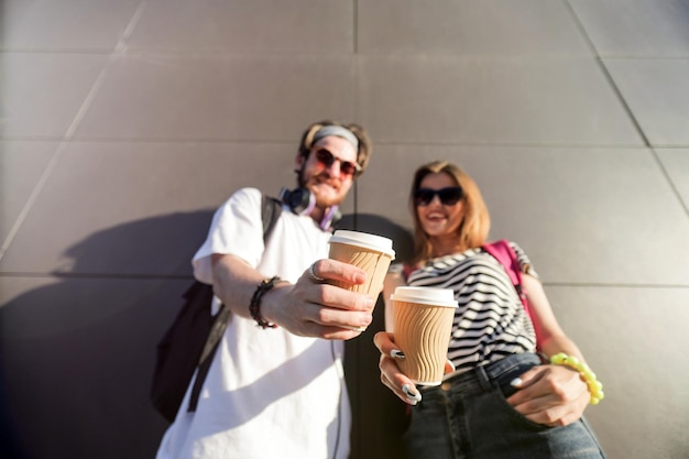 Porträt der besten Freunde mit Sonnenbrille