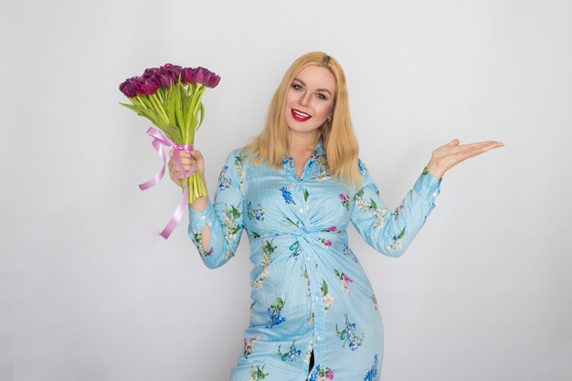 Porträt der Dame mit lila Blumen im Studio