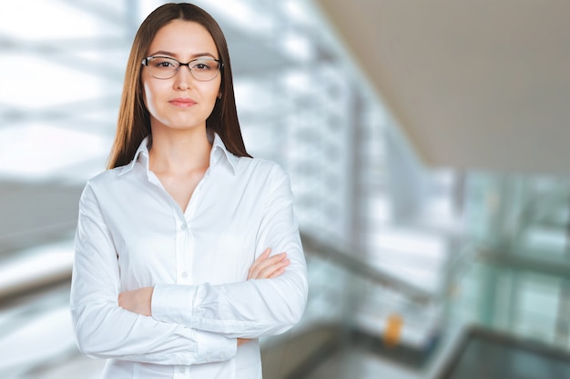 Porträt der elegant gekleideten jungen herrlichen Brunettefrau