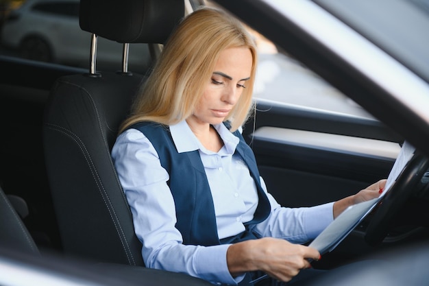 Porträt der eleganten Frau mittleren Alters des Geschäfts im Auto