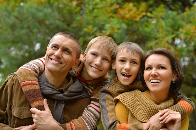 Porträt der Familie, die im Herbstpark sich entspannt