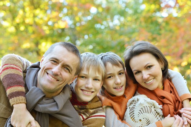 Porträt der Familie, die im Herbstpark sich entspannt