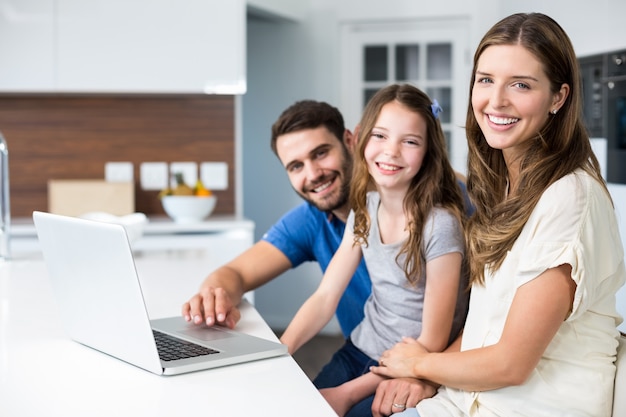 Porträt der Familie mit Laptop