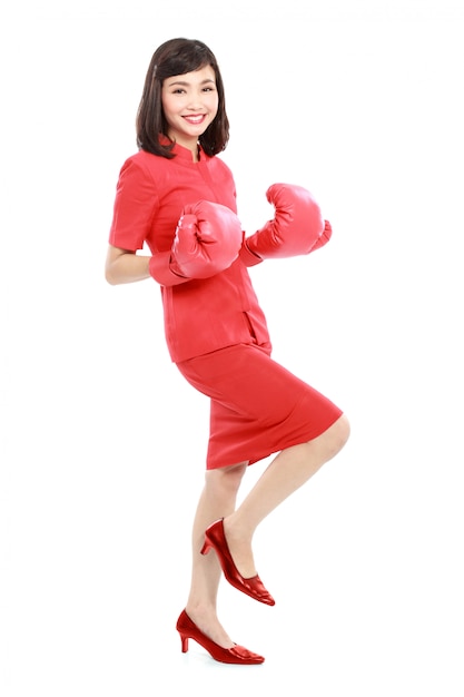 Porträt der Frau aufgeregt mit roten Boxhandschuhen