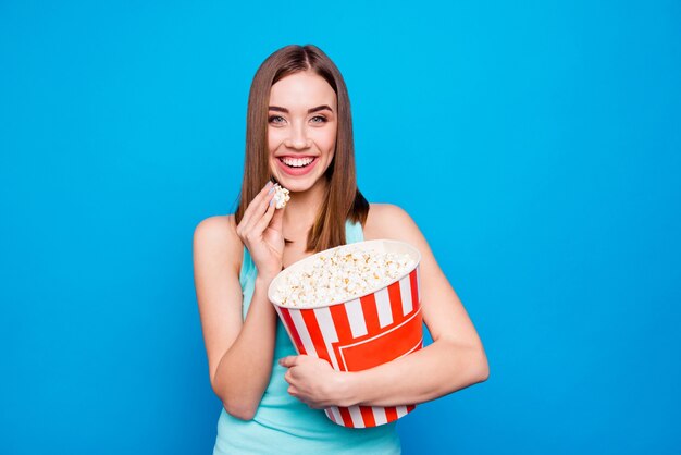 Porträt der Frau, die Popcorn isst