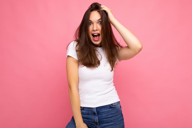 Porträt der Frau im lässigen T-Shirt