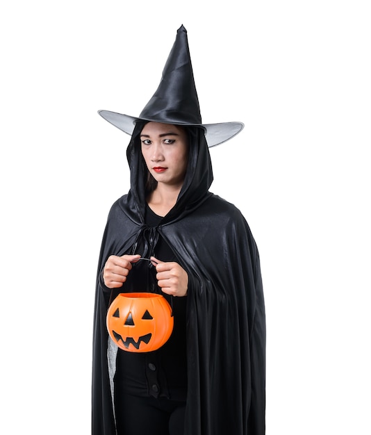 Porträt der Frau im schwarzen furchtsamen Hexenhalloween-Kostüm, das mit dem Hut lokalisiert steht